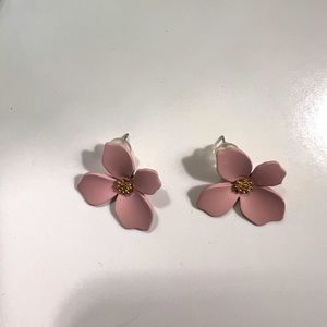 NEW 🌸 Delicate pink flower petal stud earring